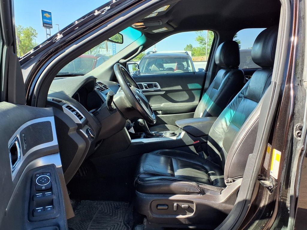 Used 2014 Ford Explorer XLT w/ Equipment Group 202A AWD/4WD image 12