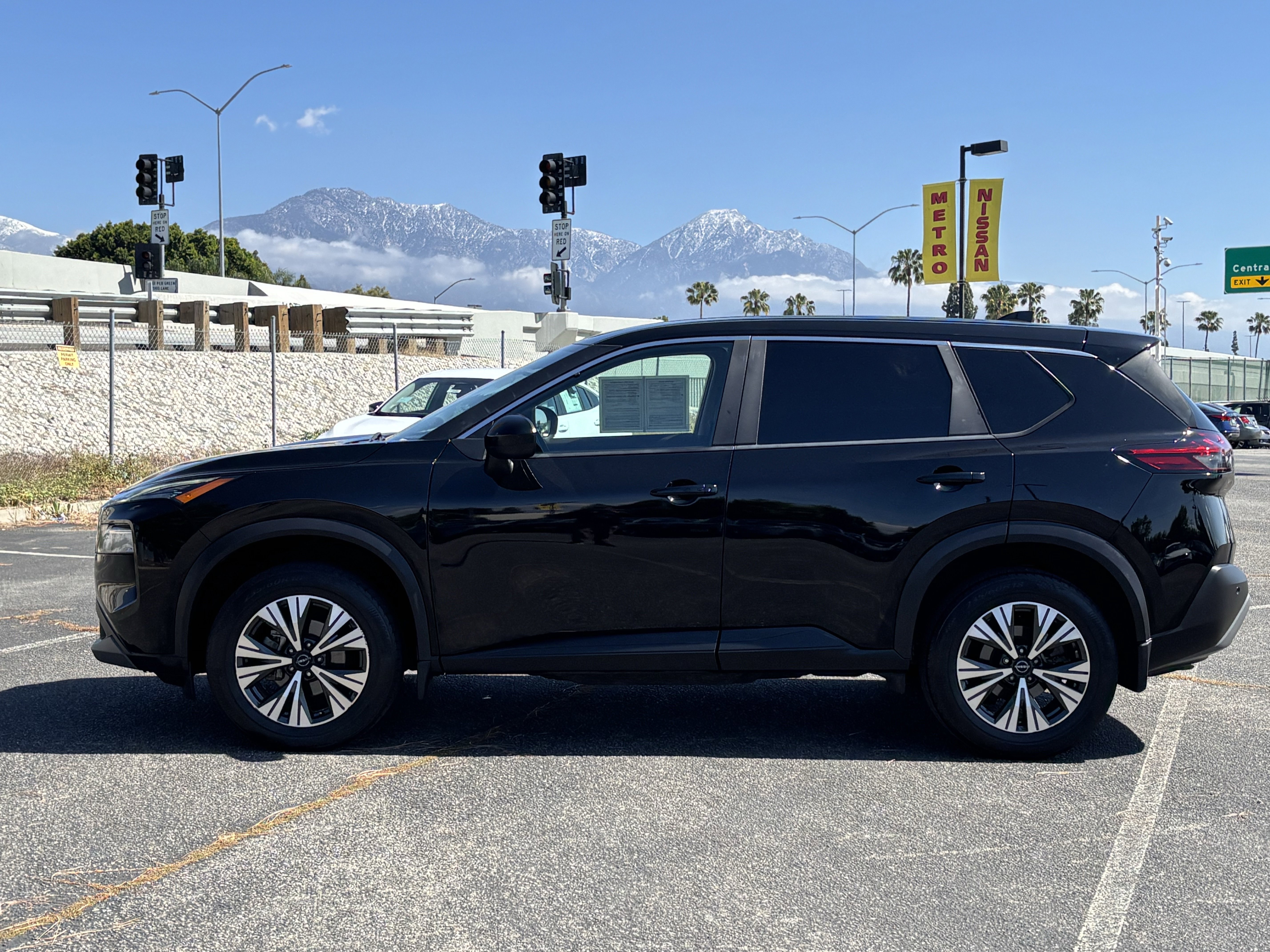 Used 2023 Nissan Rogue SV FWD image 2