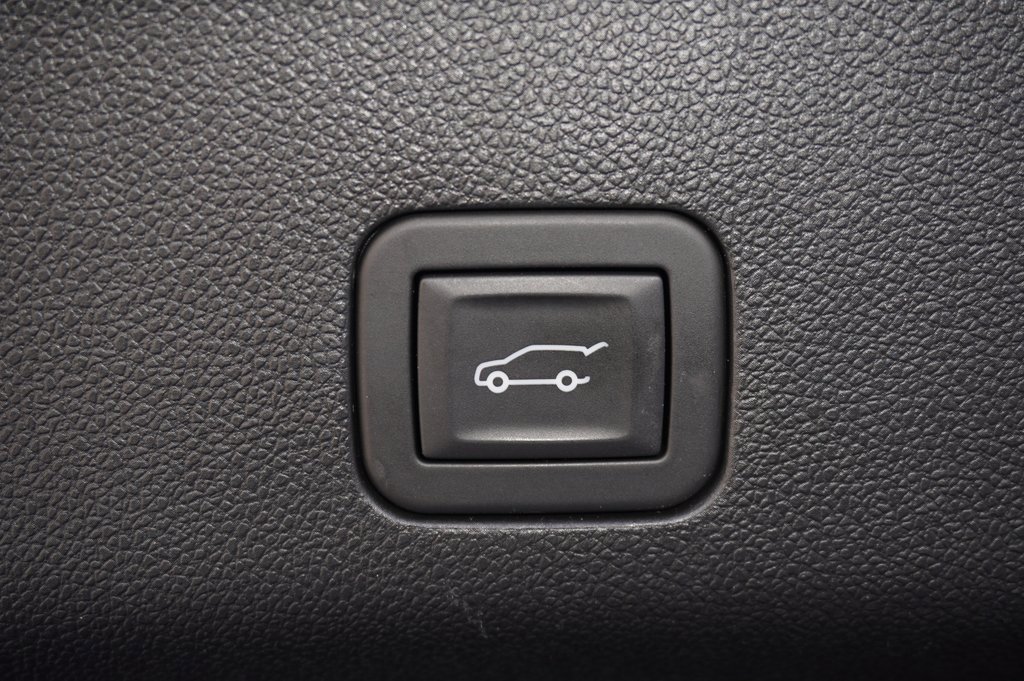 Used 2025 Chevrolet Suburban RST image 9