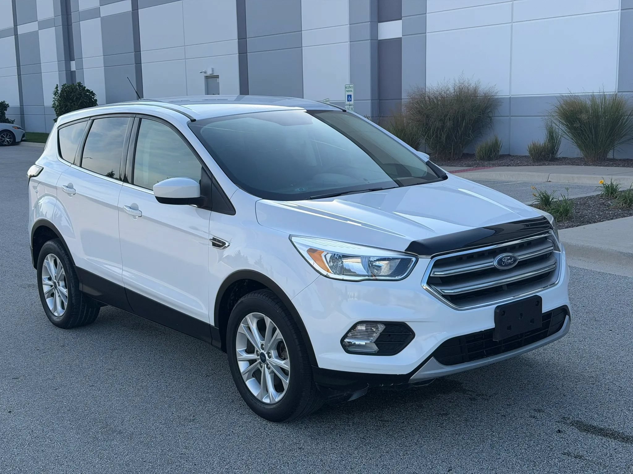 Used 2017 Ford Escape SE w/ SE Cold Weather Package AWD/4WD image 3