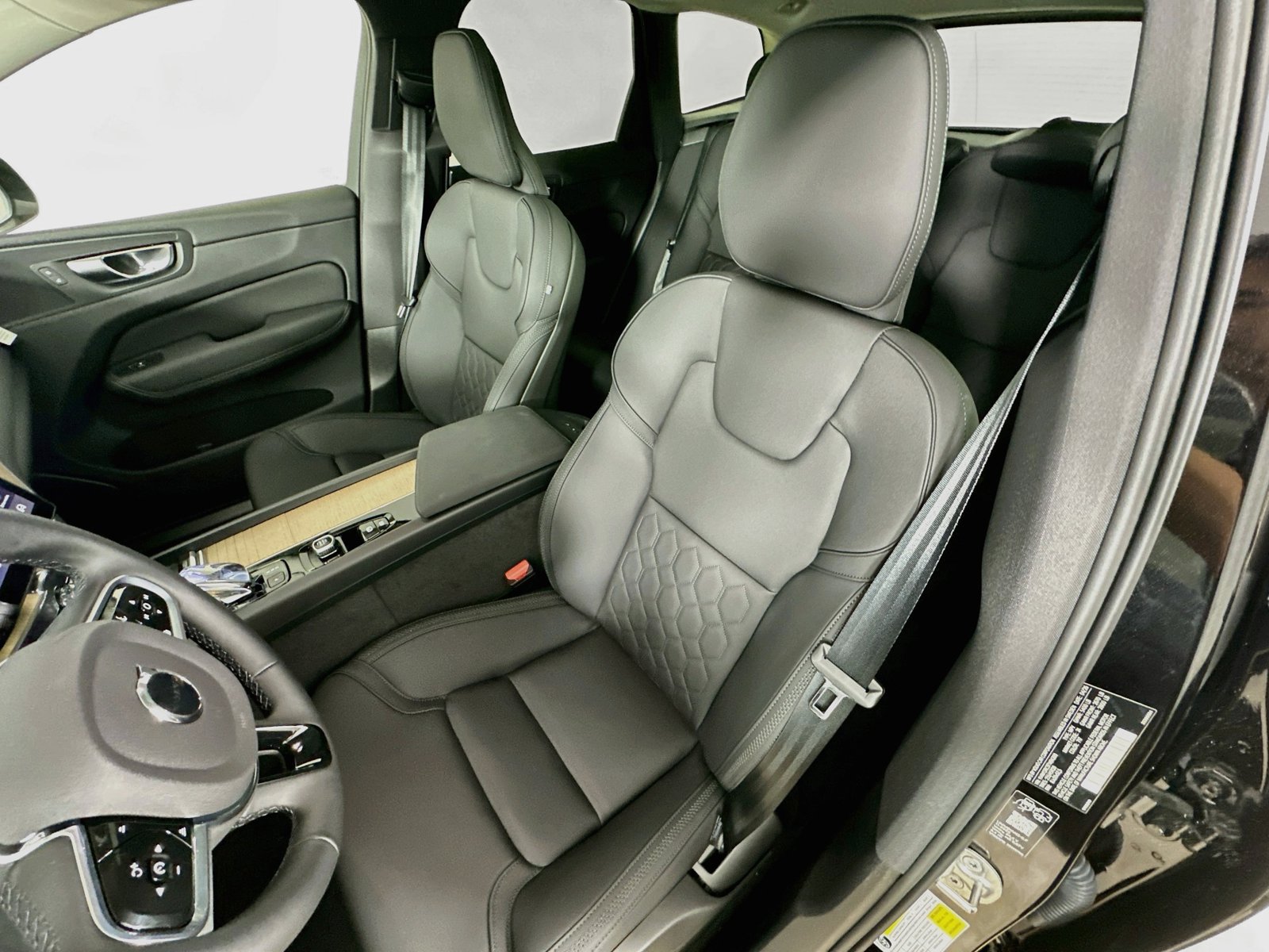 New 2026 Volvo XC60 B5 Plus w/ Protection Package Premier AWD/4WD image 34