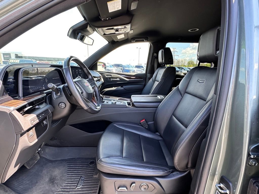 Used 2024 Cadillac Escalade Luxury AWD/4WD image 20