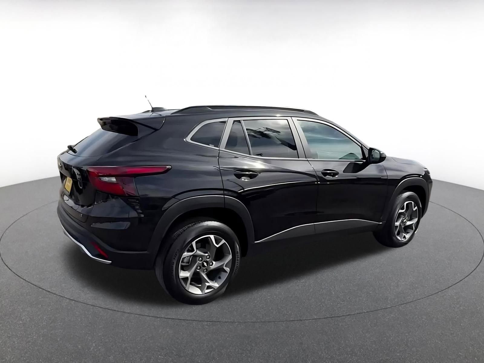 Used 2025 Chevrolet Trax LT FWD image 15