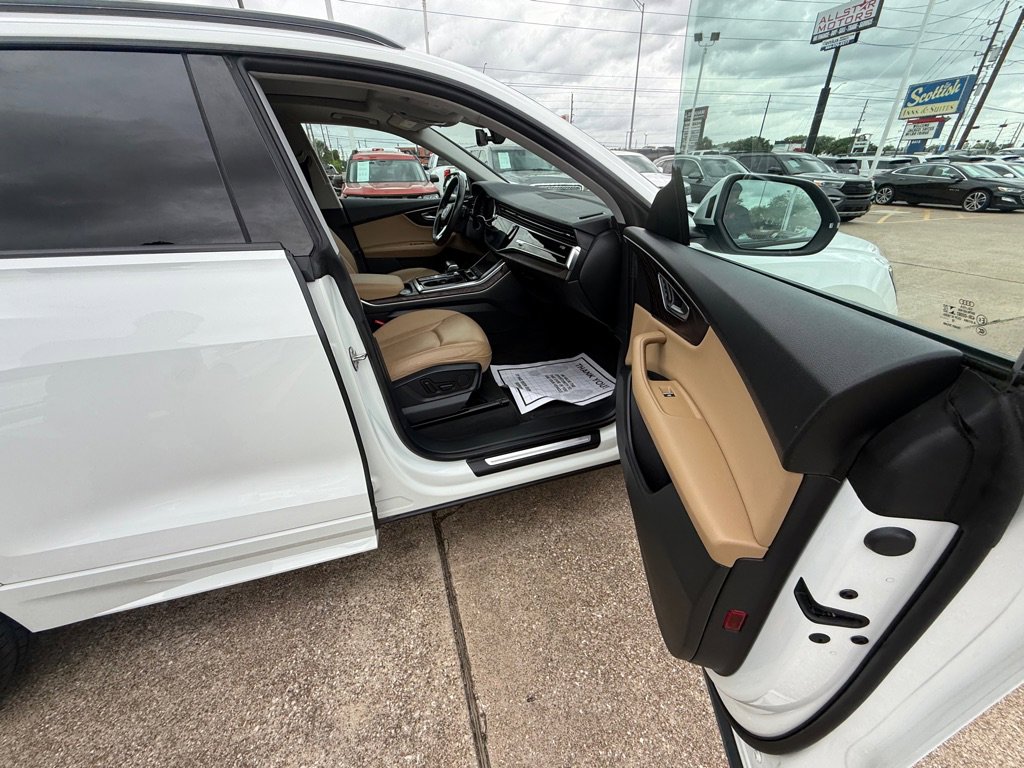 Used 2019 Audi Q8 Premium w/ Convenience Package AWD/4WD image 16