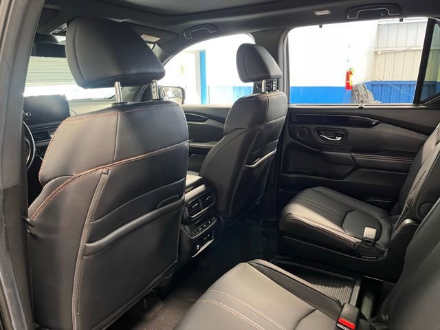Used 2025 Honda Pilot TrailSport image 17