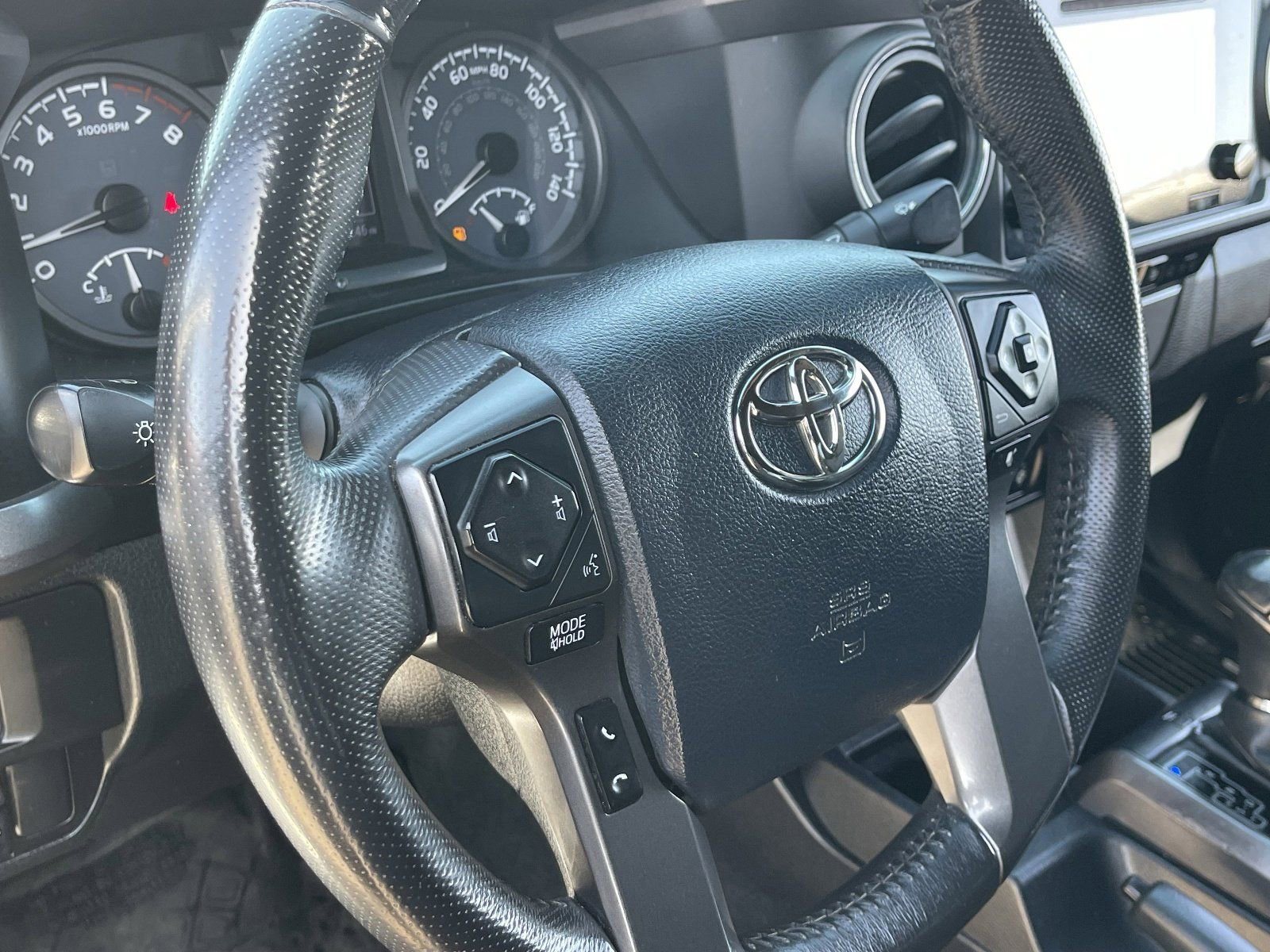 Used 2017 Toyota Tacoma TRD Off-Road w/ Premium & Technology Package AWD/4WD image 23