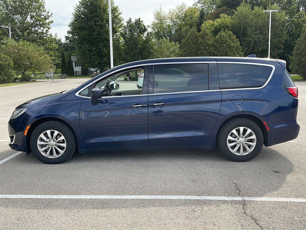 Used 2019 Chrysler Pacifica Touring Plus w/ Advanced Safetytec Group FWD image 12