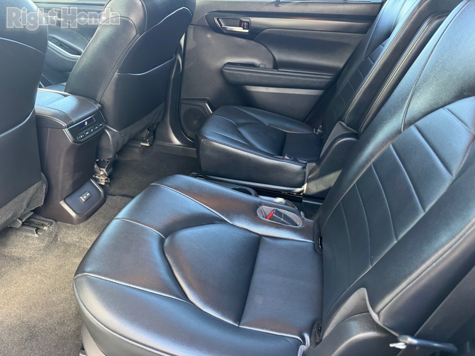 Used 2023 Toyota Highlander XLE image 16