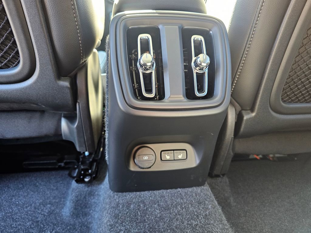 Used 2025 Volvo XC40 B5 Core w/ Protection Package Premier image 14
