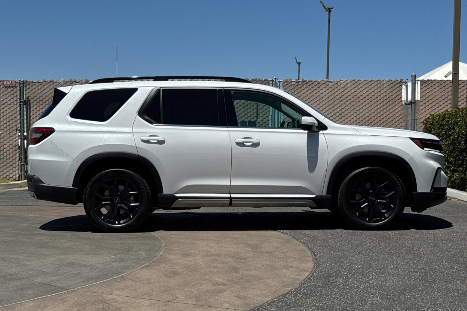 Used 2025 Honda Pilot Touring image 3