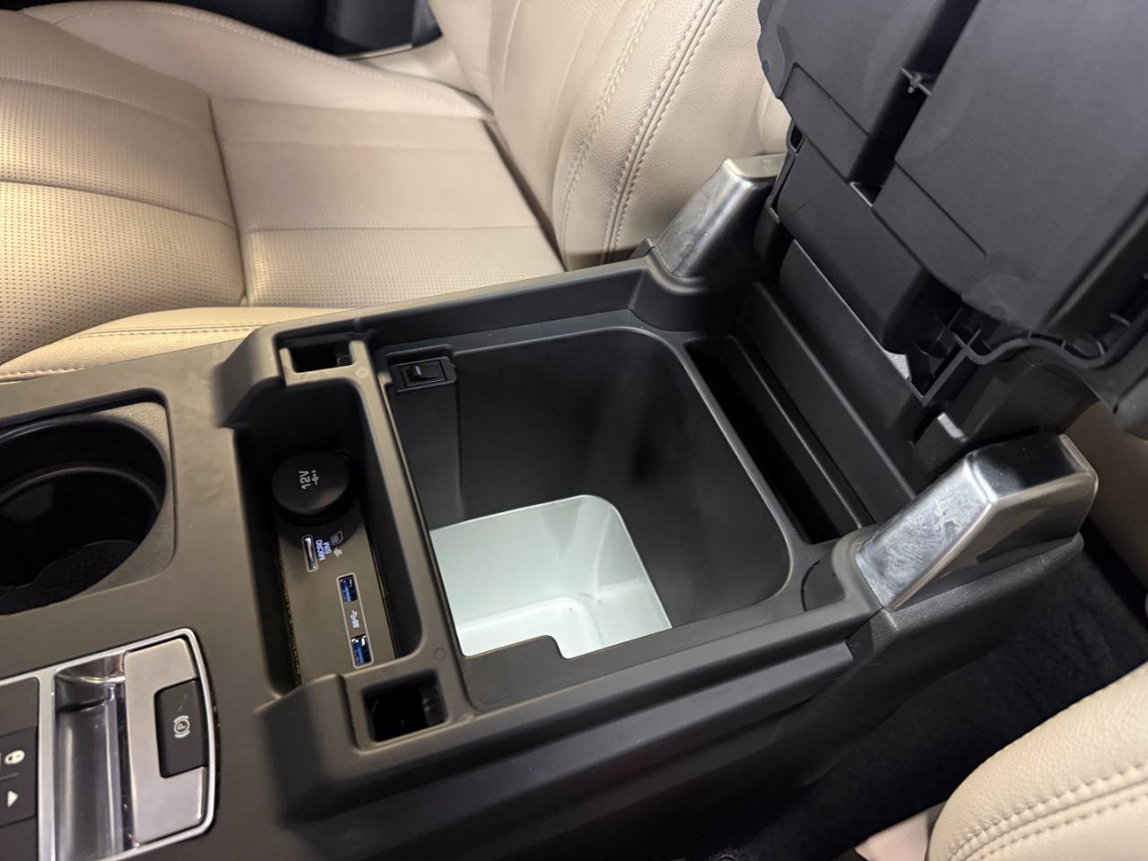 Used 2020 Land Rover Discovery Landmark AWD/4WD image 11