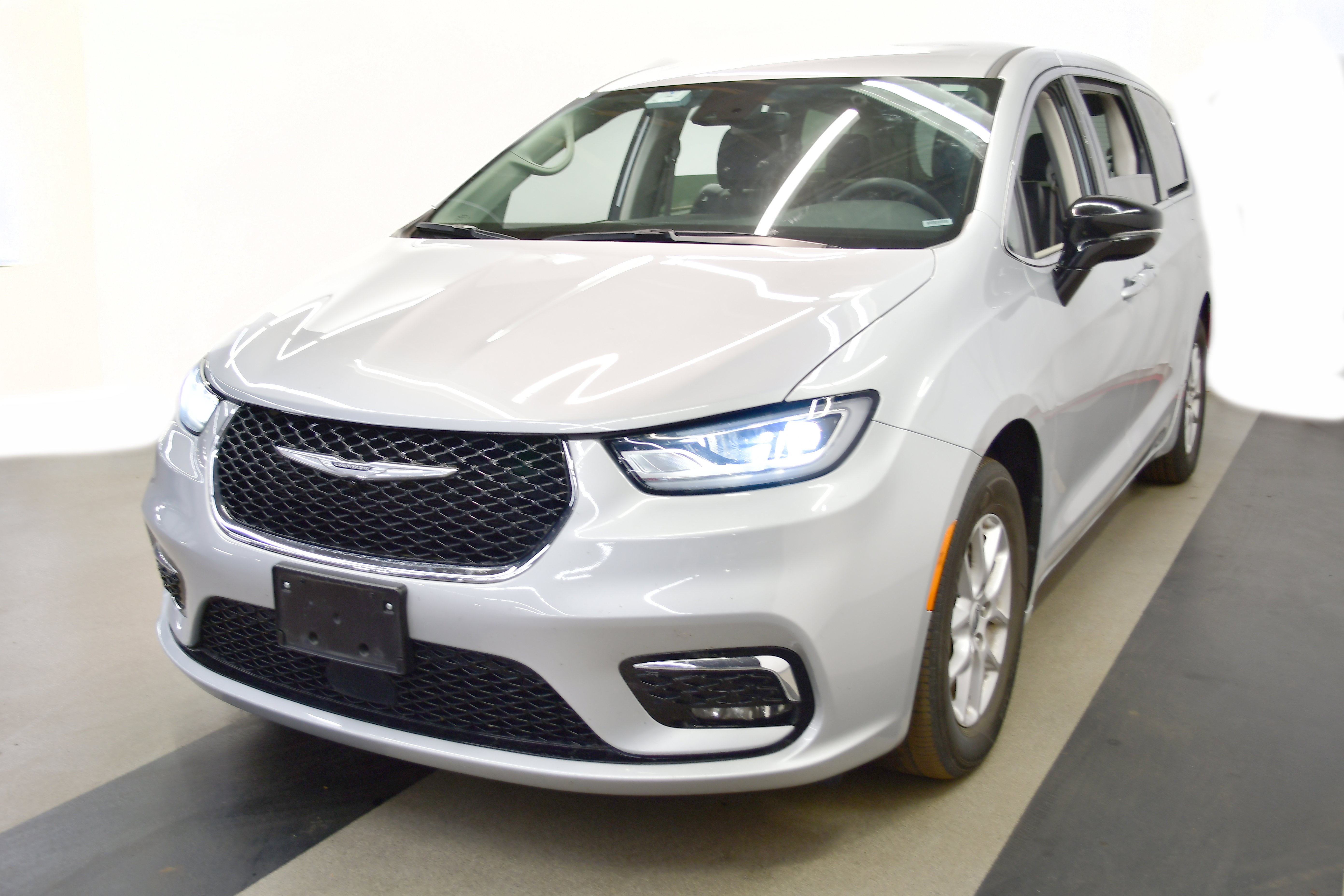 Used 2024 Chrysler Pacifica Touring-L image 4