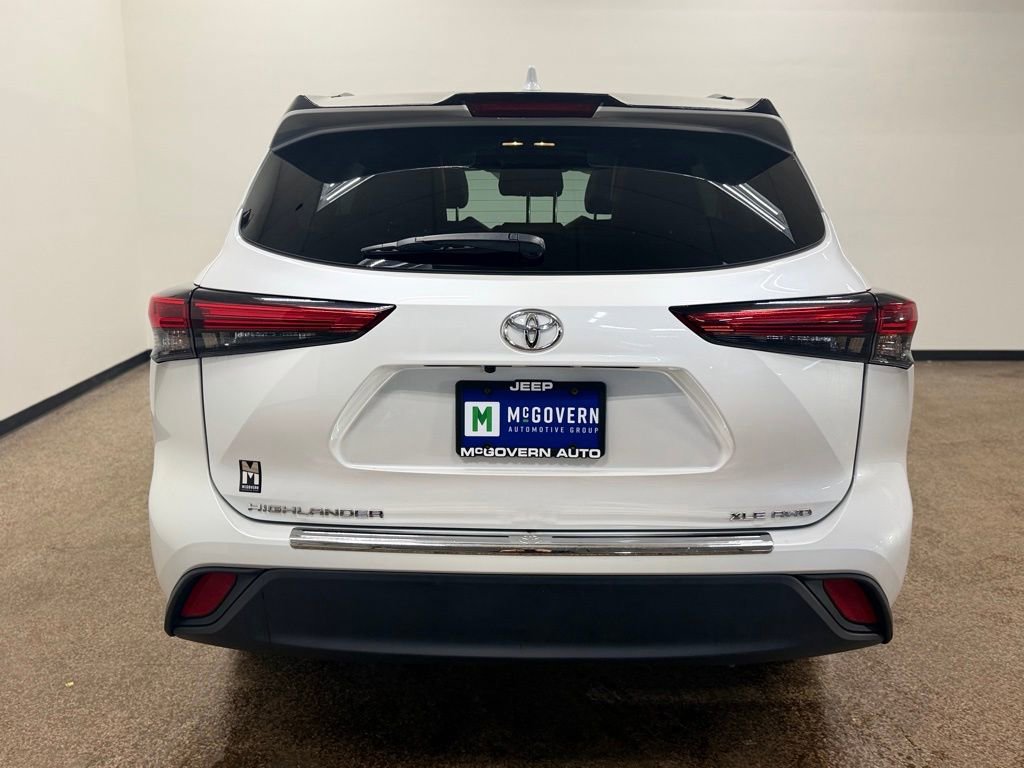 Used 2022 Toyota Highlander XLE image 4