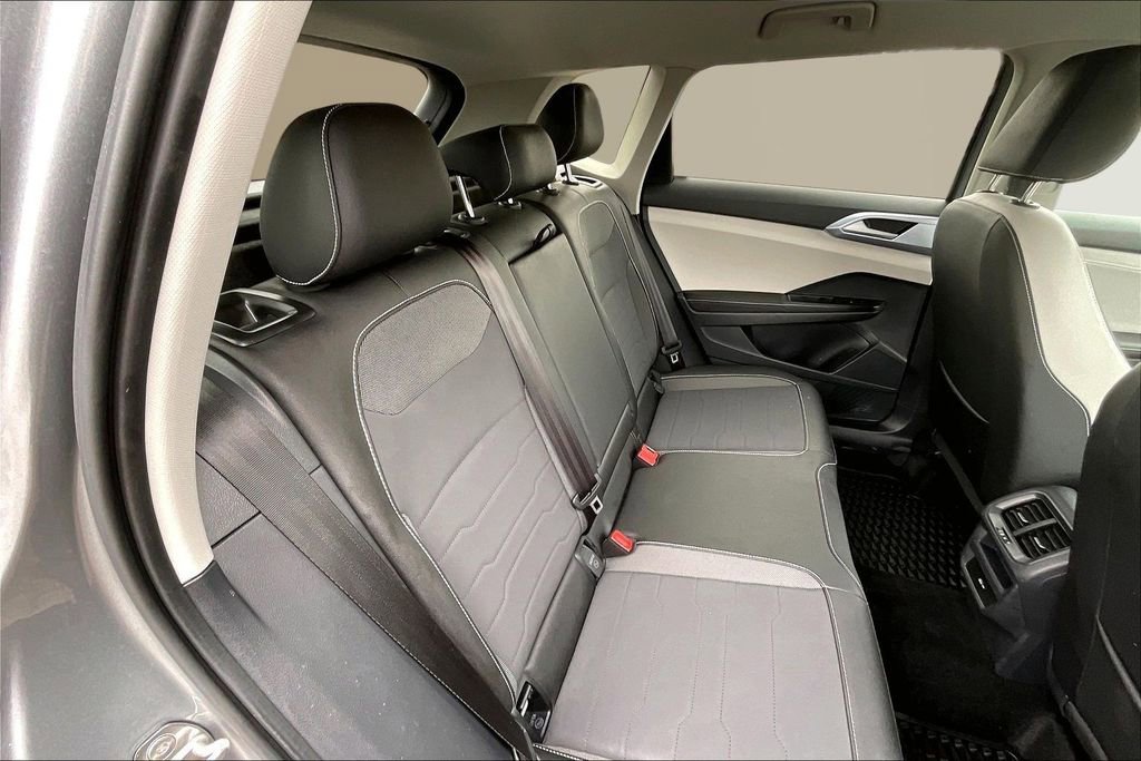 Used 2025 Volkswagen Taos SE image 28