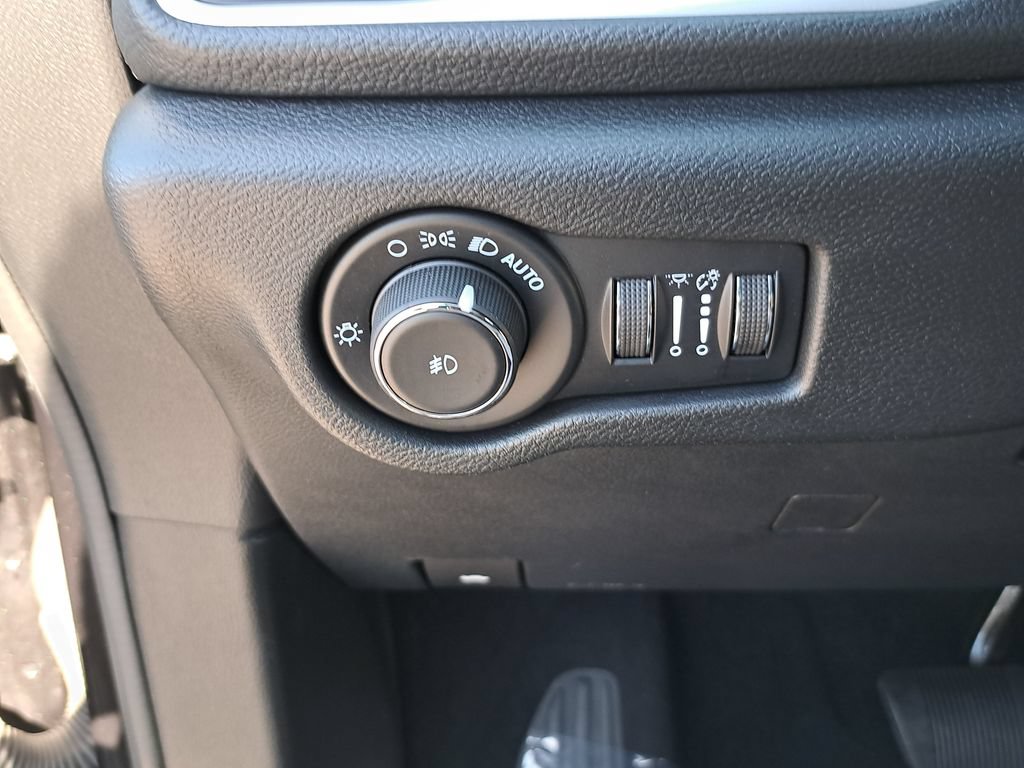 Used 2023 Chrysler Pacifica Touring FWD image 29