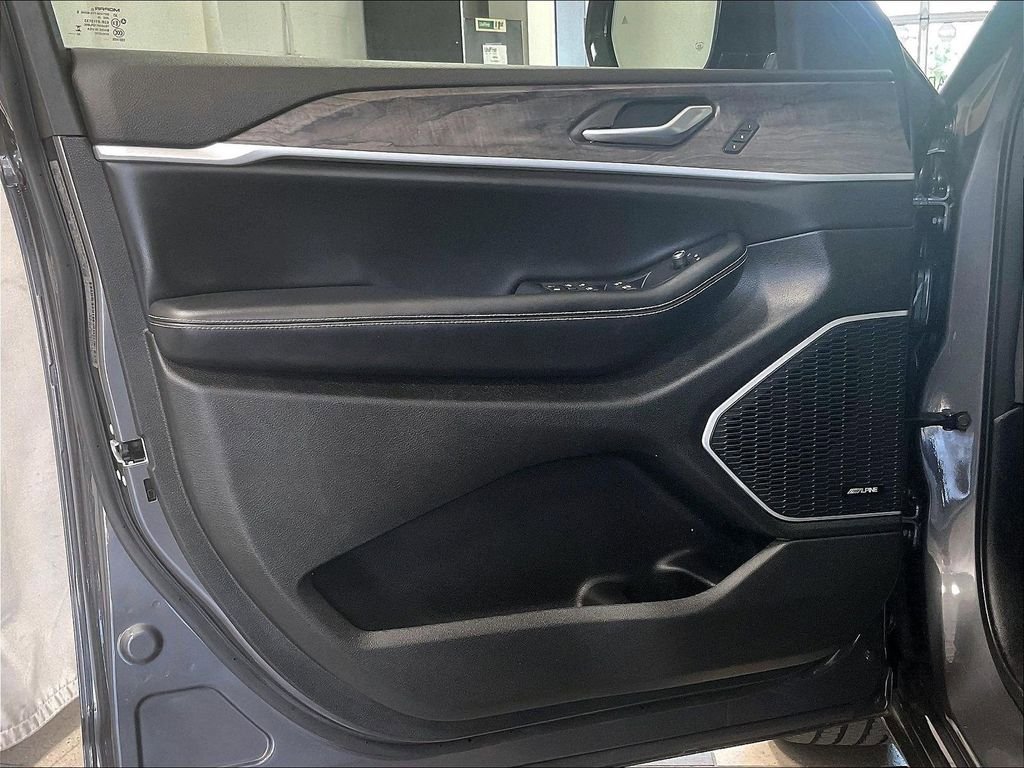 Used 2023 Jeep Grand Cherokee 30th Anniversary AWD/4WD image 9