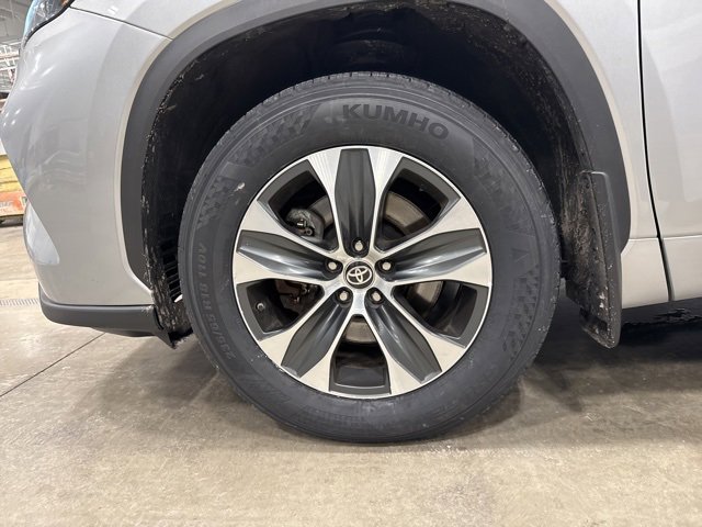 Certified 2024 Toyota Highlander XLE image 12