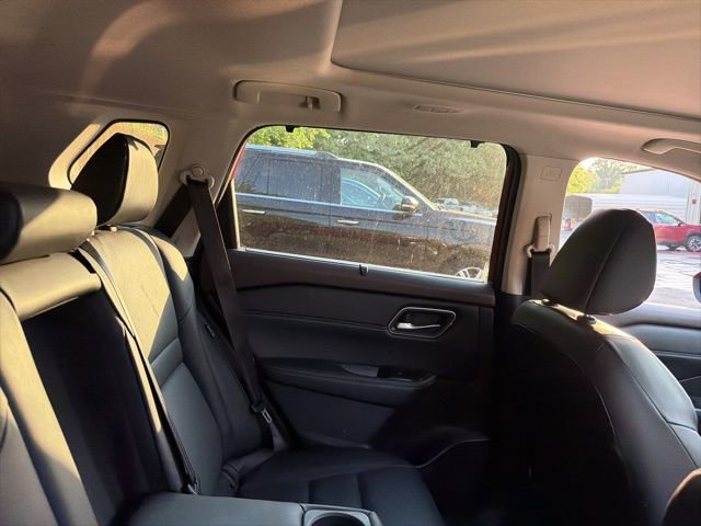Used 2021 Nissan Rogue SV w/ Premium Package FWD image 16