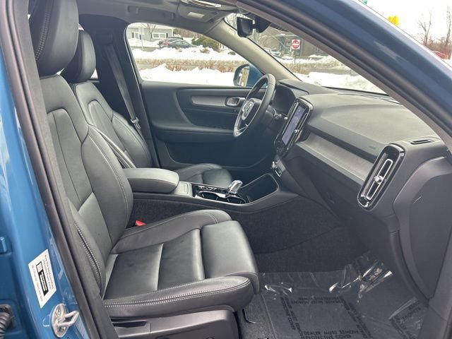 Certified 2025 Volvo XC40 B5 Plus AWD/4WD image 15