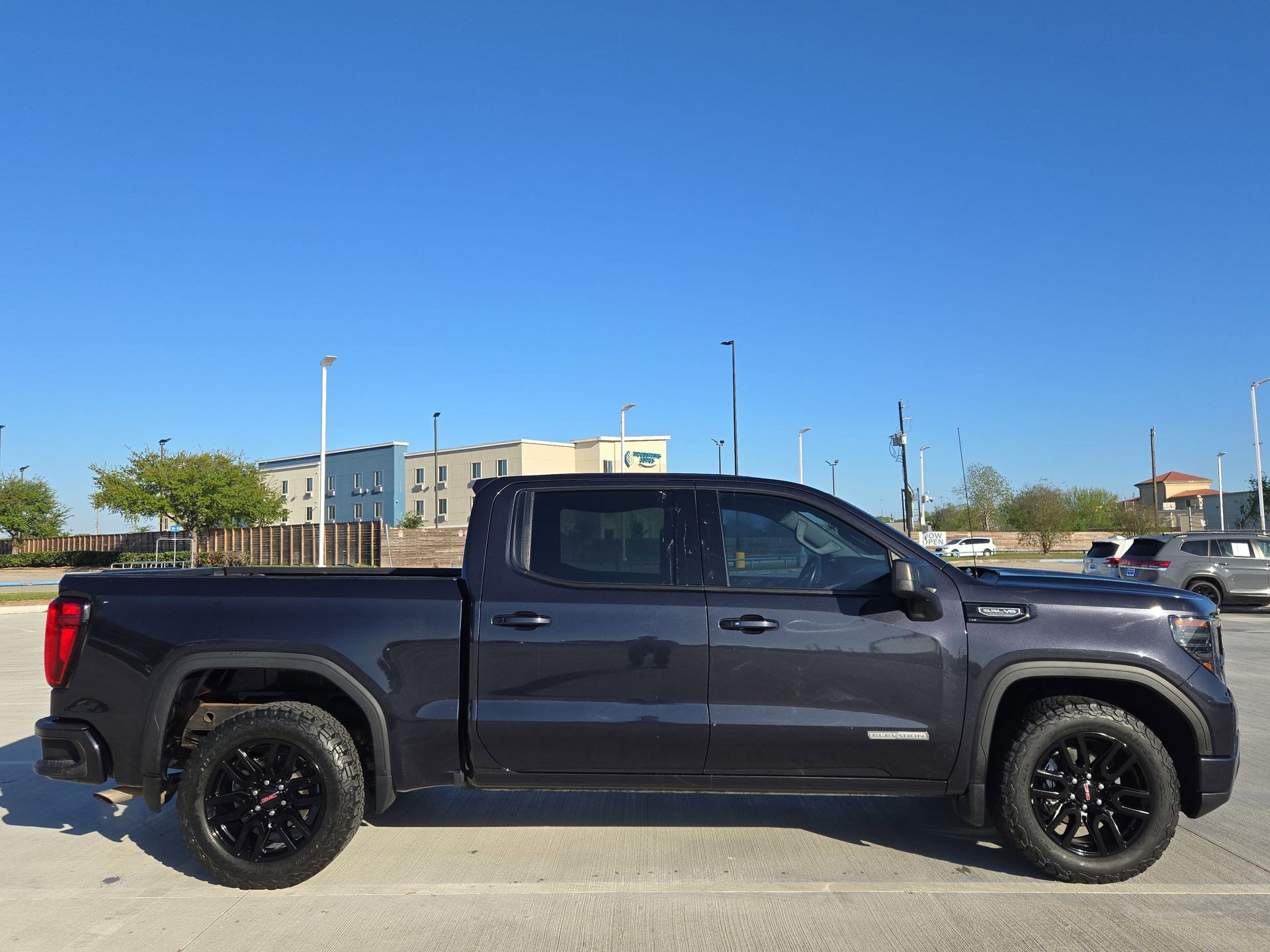 Used 2022 GMC Sierra 1500 Elevation image 2