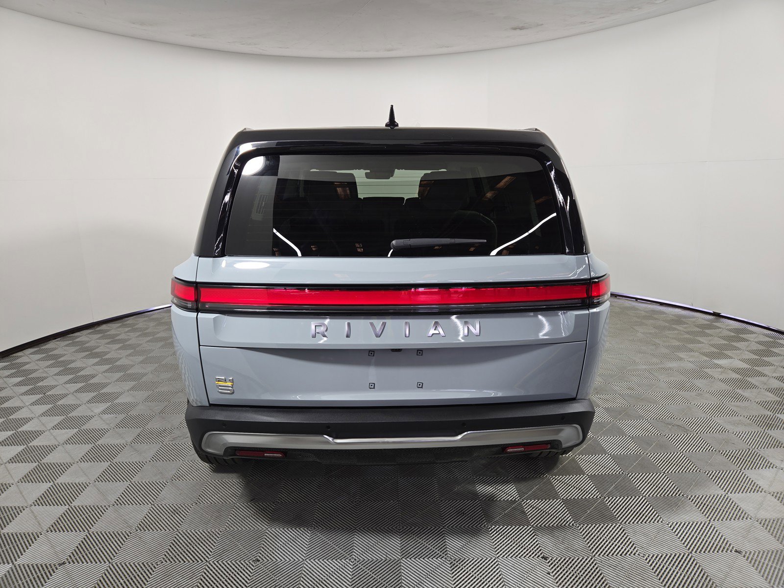Used 2024 Rivian R1S Adventure AWD/4WD image 4