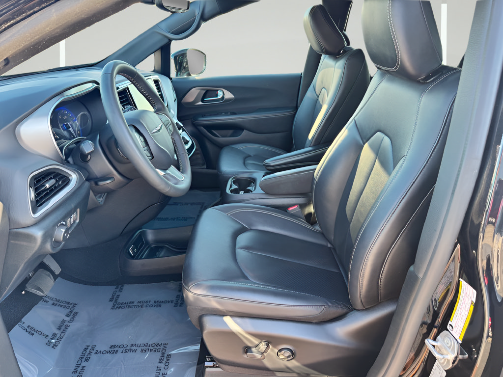 Used 2025 Chrysler Pacifica Select FWD image 12