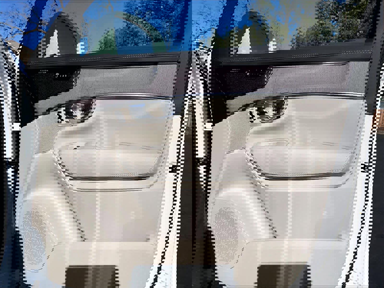 New 2026 Volvo XC90 B6 Ultra w/ Protection Package image 31