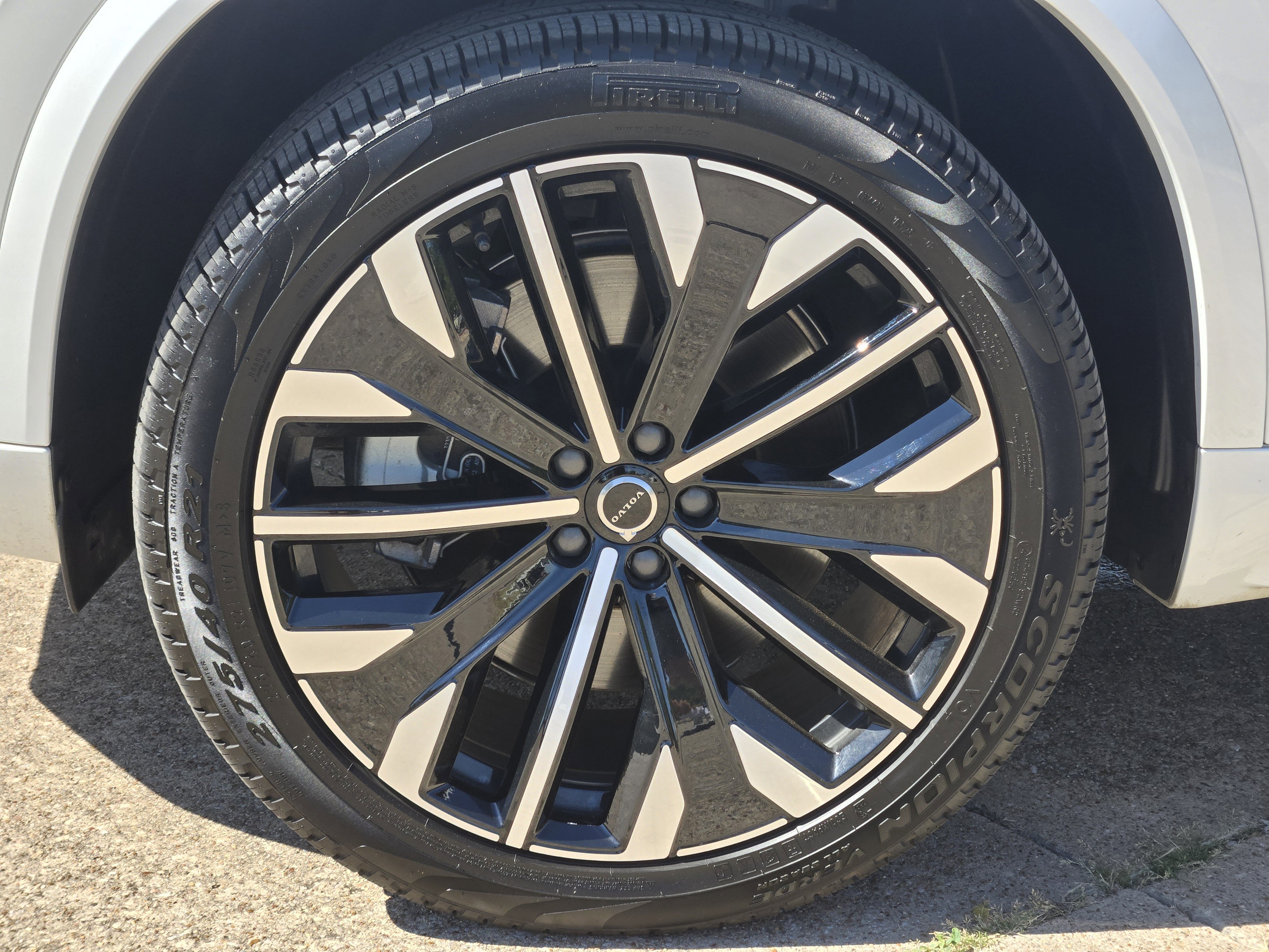 Certified 2025 Volvo XC90 T8 Plus w/ Protection Package Premier image 16