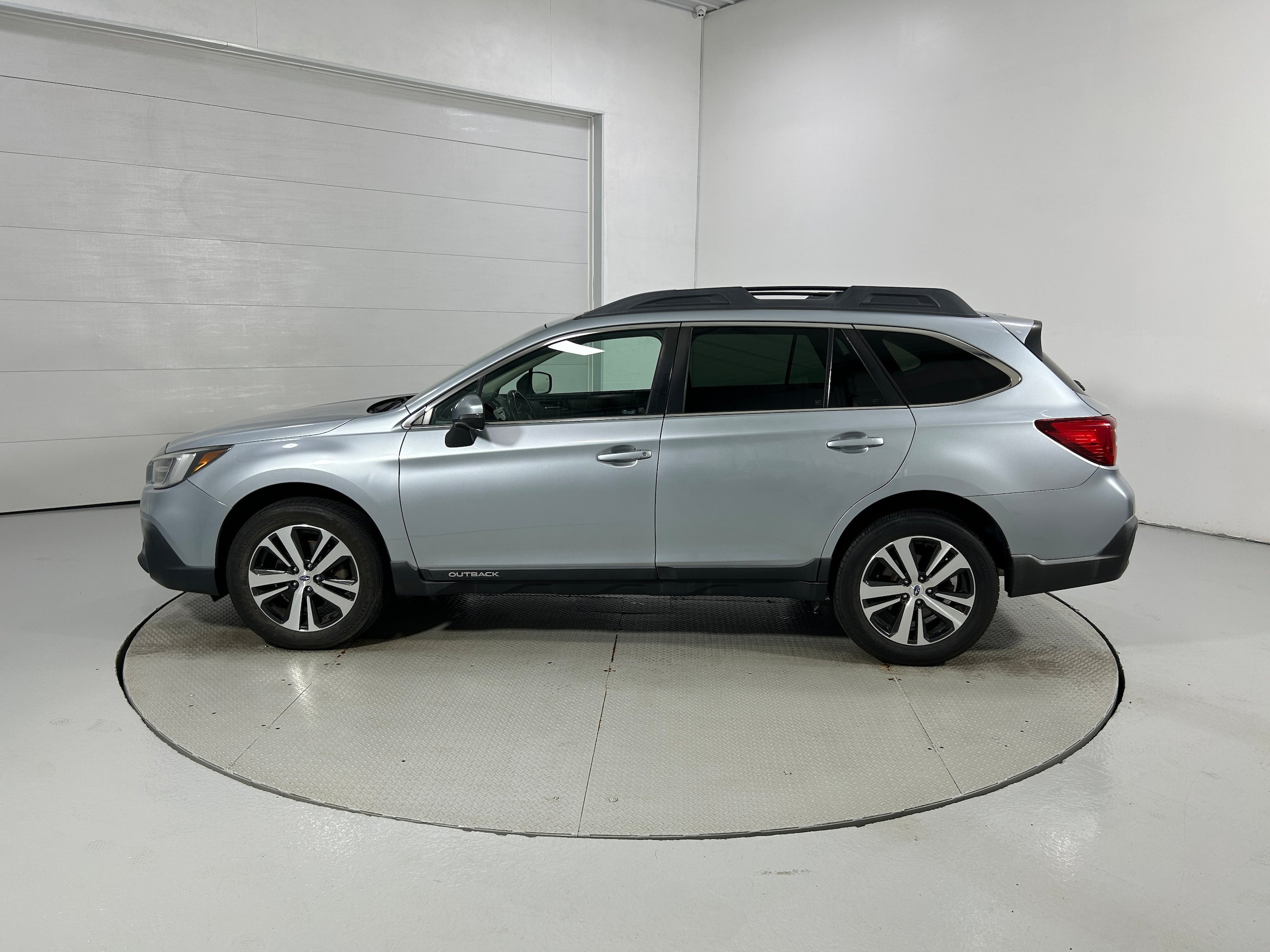 Used 2019 Subaru Outback 3.6R Limited AWD/4WD image 19