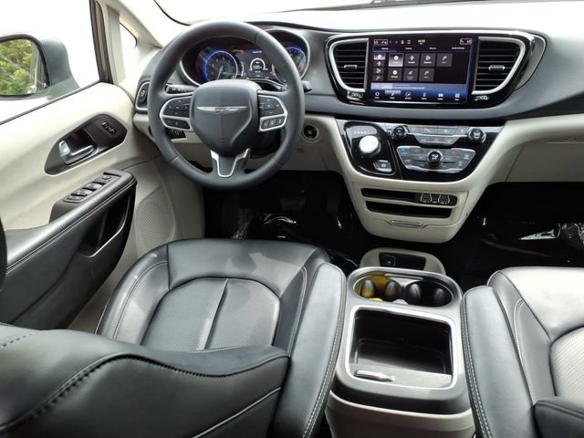 Used 2023 Chrysler Pacifica Touring-L FWD image 5