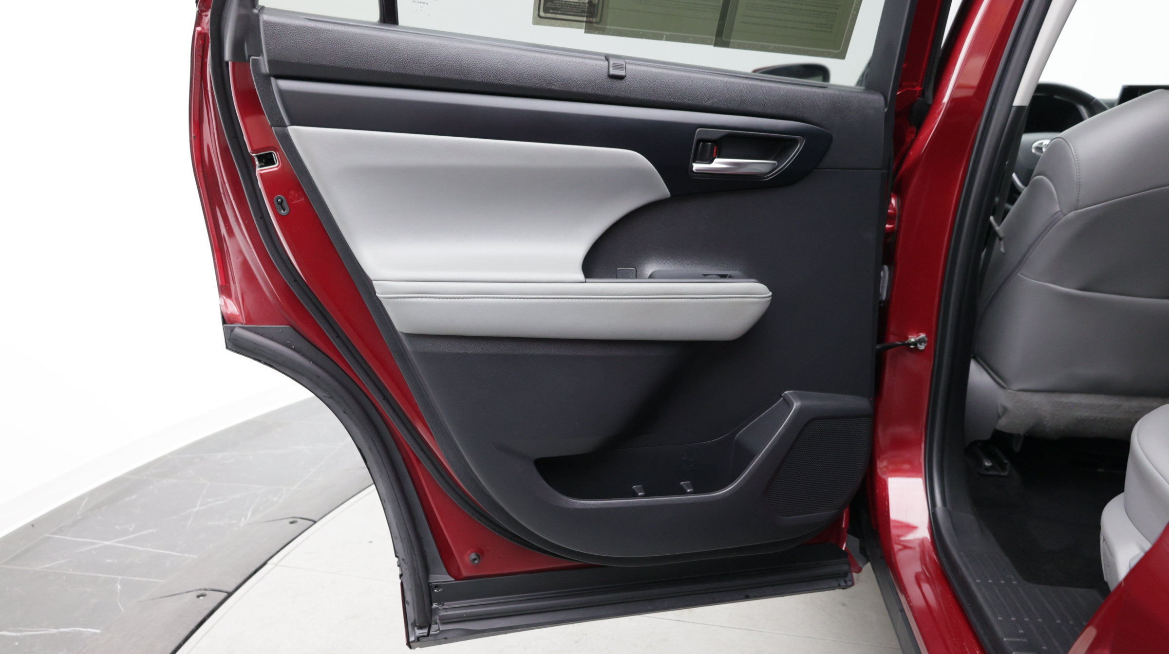 Used 2022 Toyota Highlander XLE FWD image 36