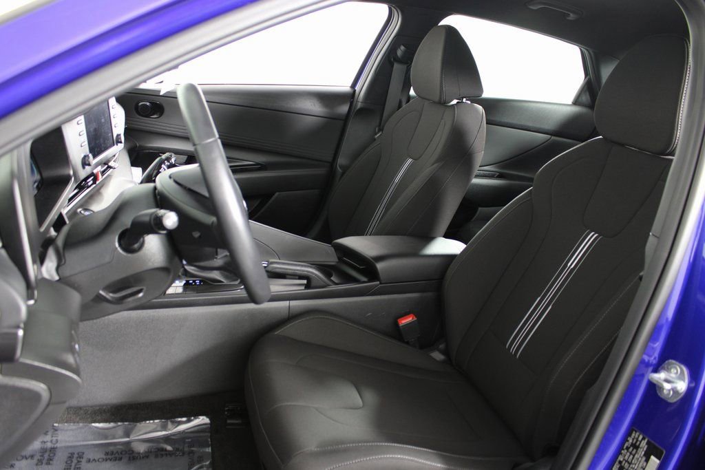 Certified 2025 Hyundai Elantra Sport image 17