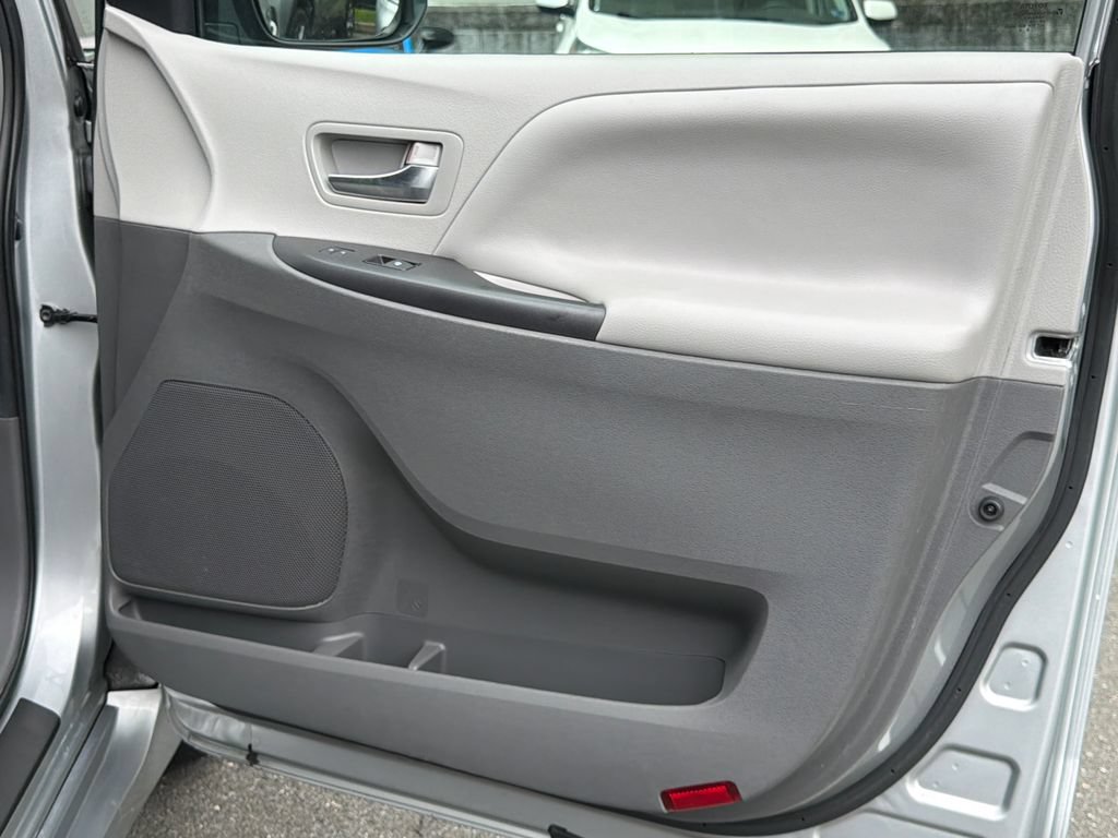 Used 2020 Toyota Sienna LE FWD image 12