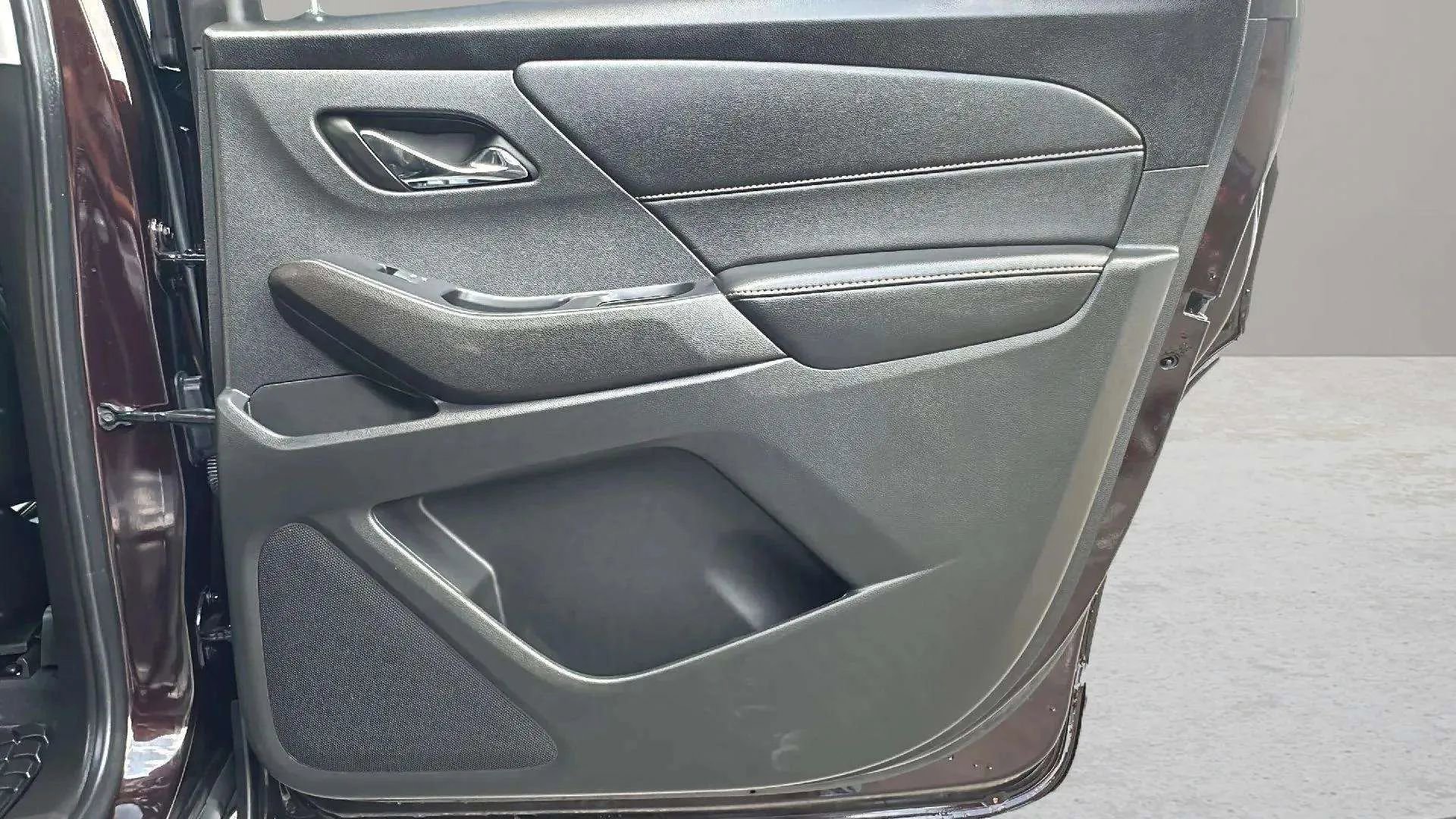 Used 2021 Chevrolet Traverse LT w/ LT Premium Package image 26