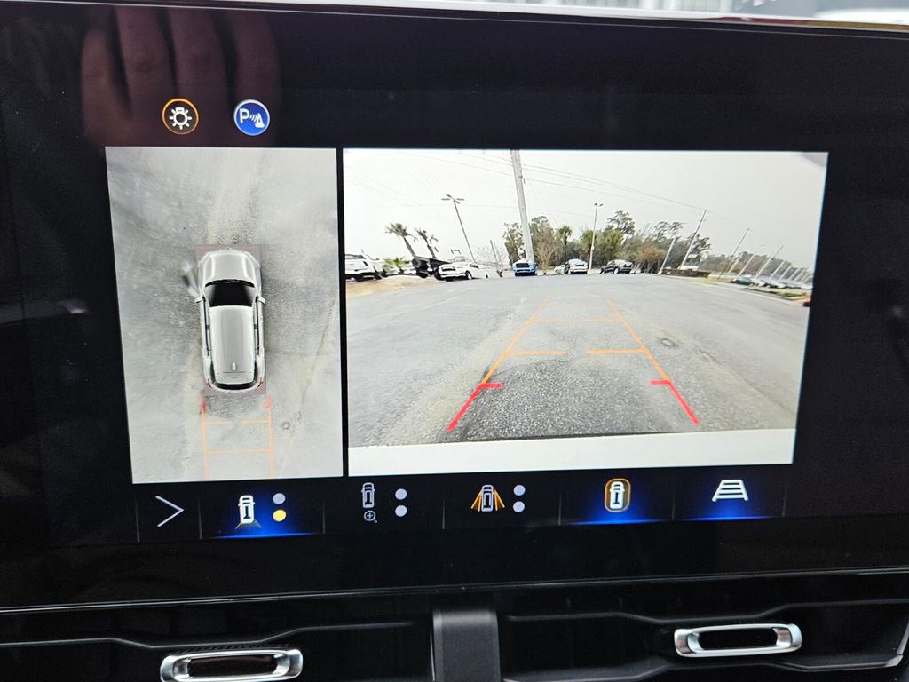 Used 2025 Chevrolet Equinox ACTIV w/ Safety and Technology Package image 17