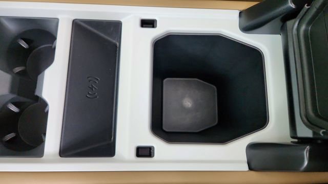 Used 2025 Land Rover Defender 90 X-Dynamic SE image 47