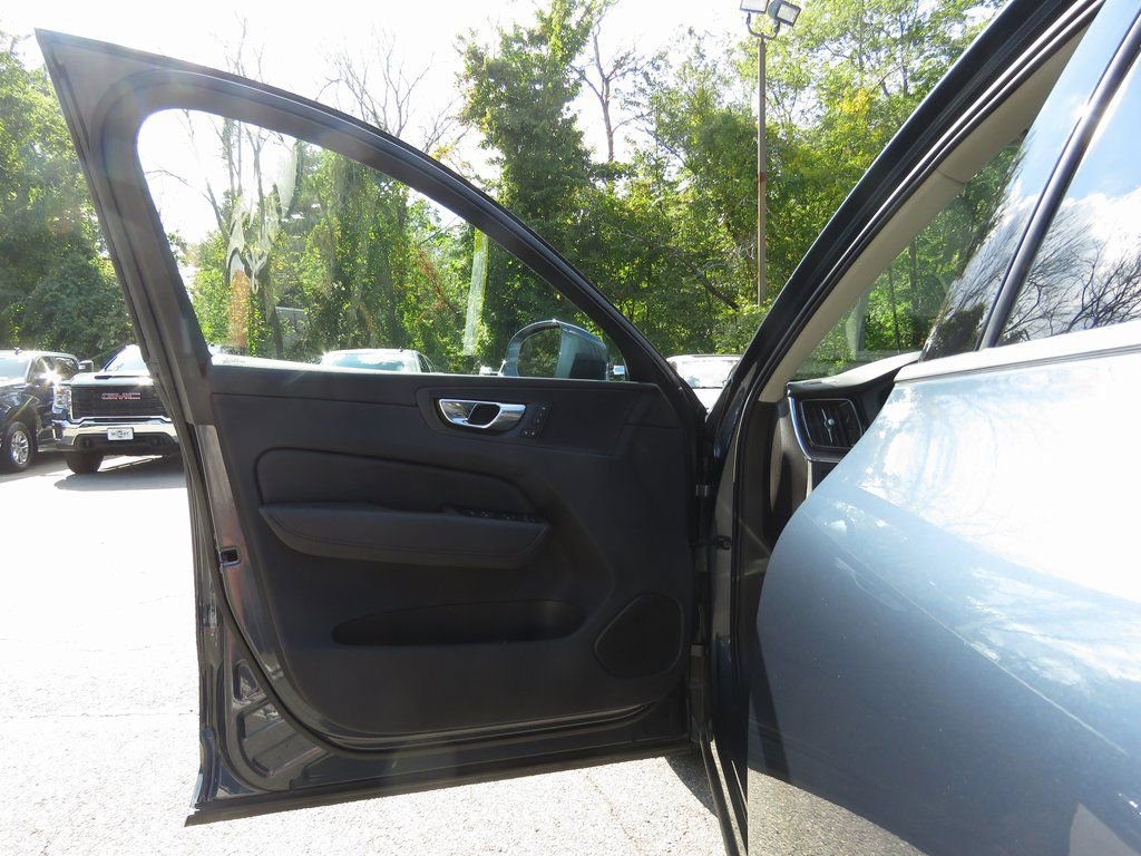 Used 2022 Volvo XC60 B5 Momentum image 10