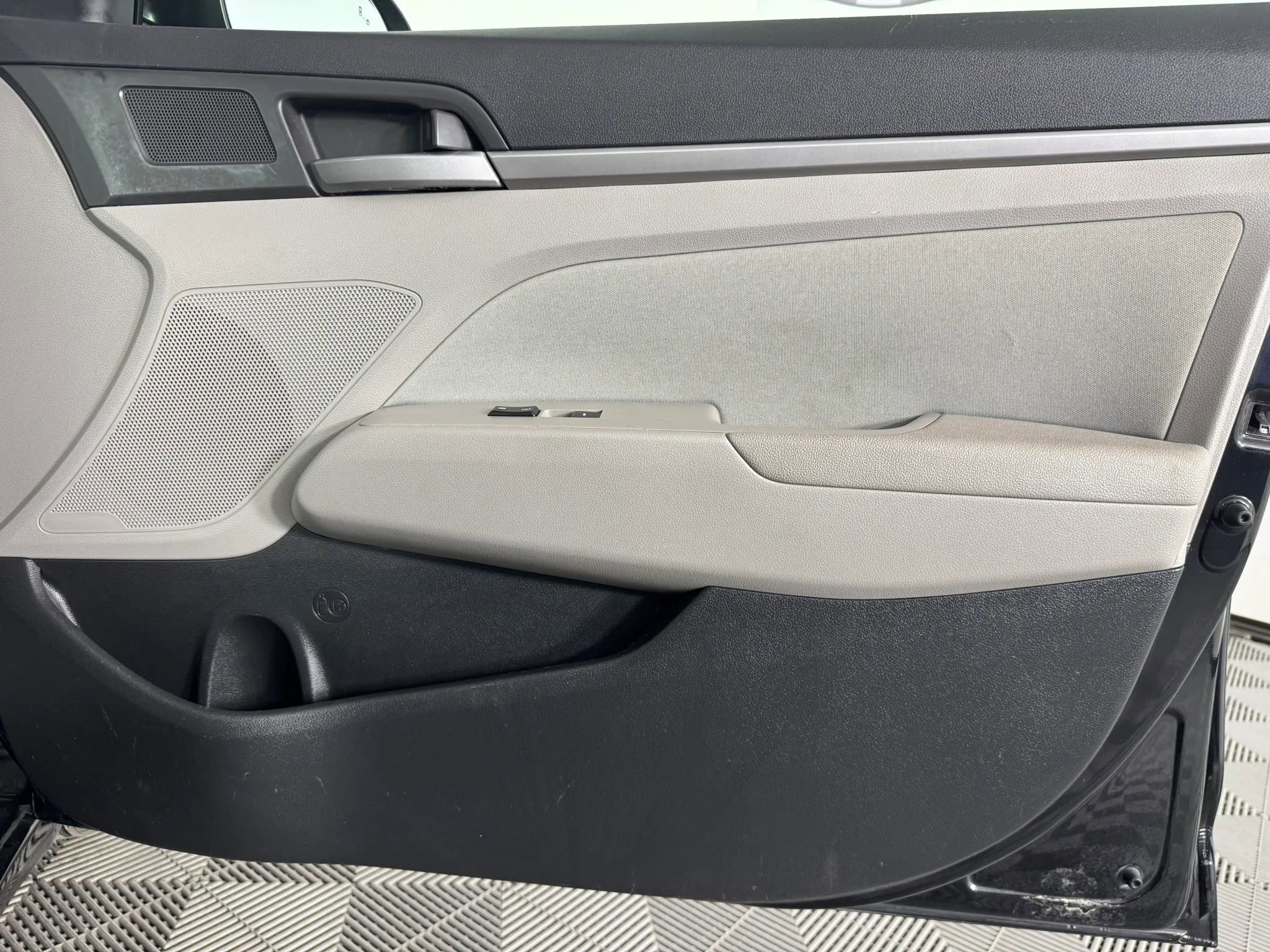Used 2017 Hyundai Elantra Limited FWD image 39