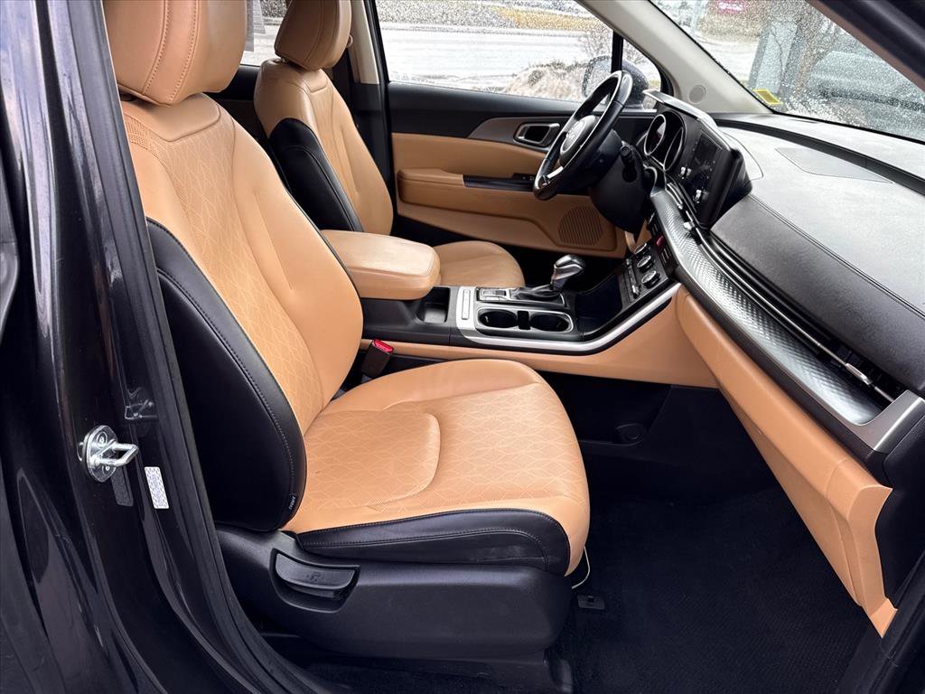 Used 2023 Kia Carnival LX image 25
