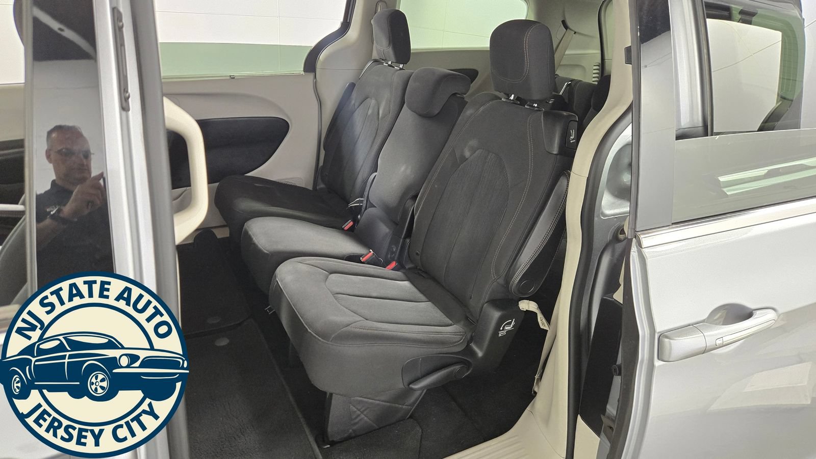Used 2019 Chrysler Pacifica Touring Plus w/ Tire & Wheel Group FWD image 25