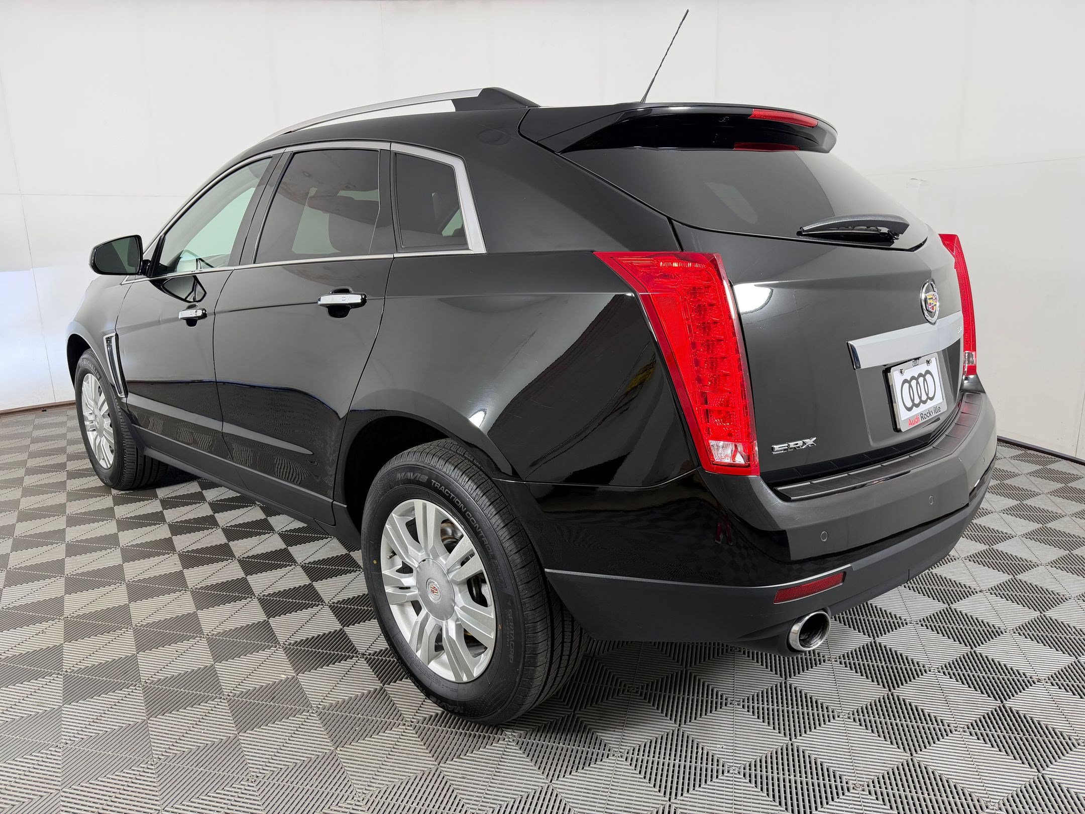 Used 2016 Cadillac SRX Luxury FWD image 3
