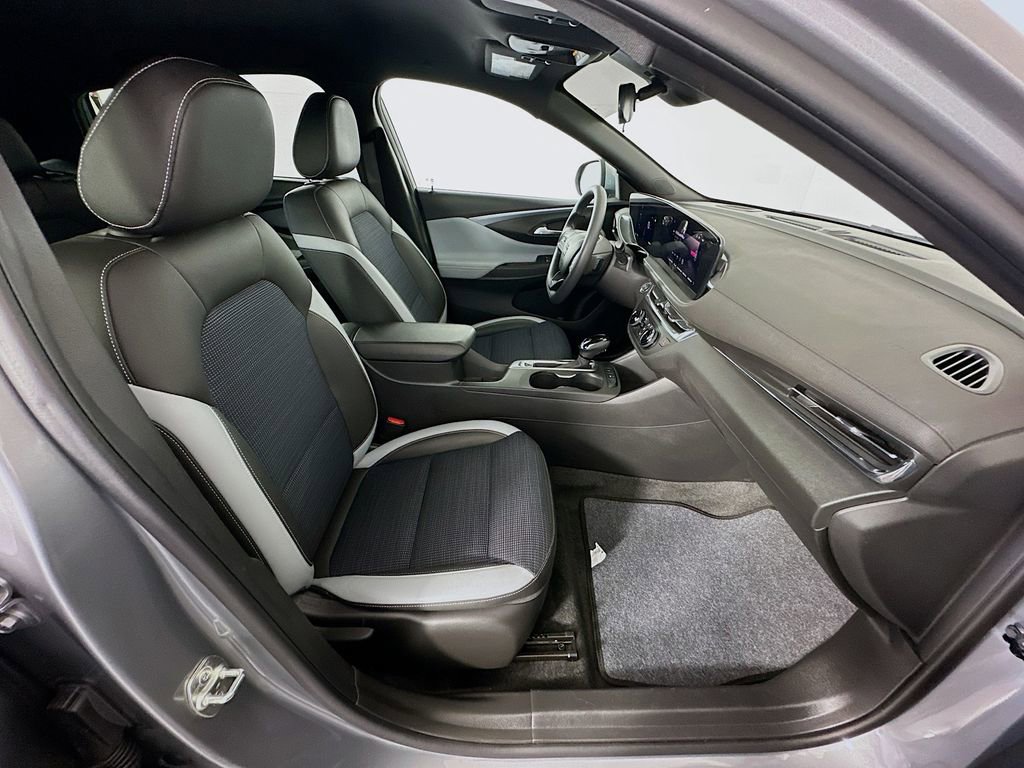 Used 2024 Buick Envista Preferred w/ Advanced Safety Package FWD image 26