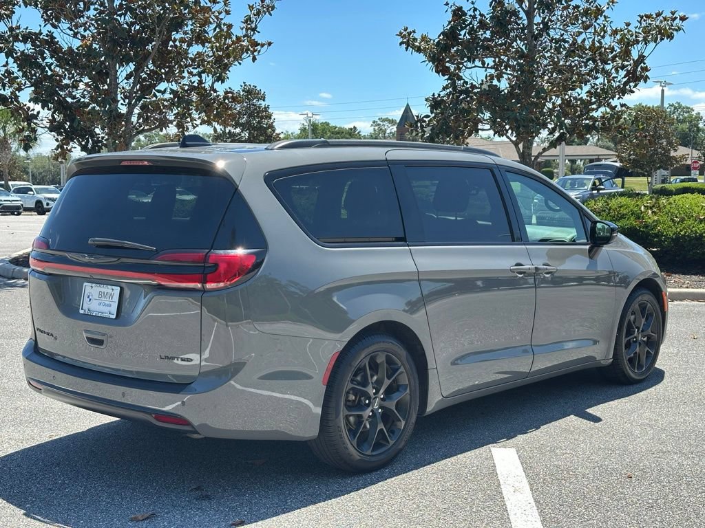 Used 2025 Chrysler Pacifica Limited FWD image 5