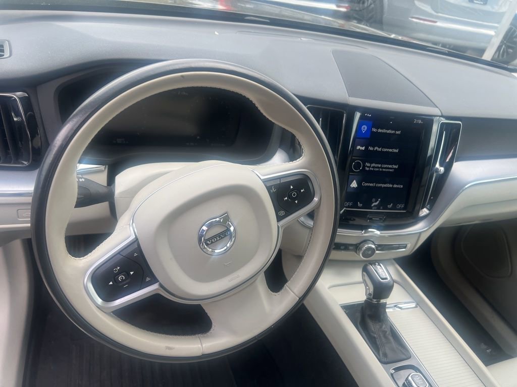 Used 2020 Volvo XC60 T5 Momentum w/ Protection Package Premier image 9