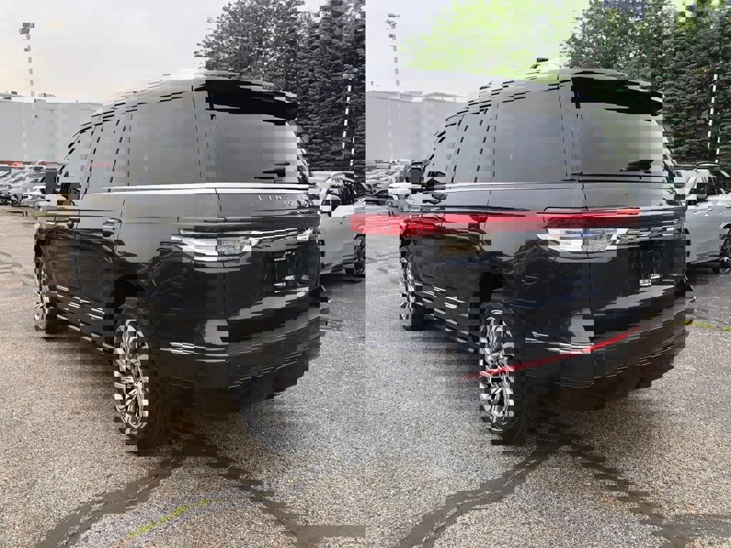 Used 2022 Lincoln Navigator Reserve image 4