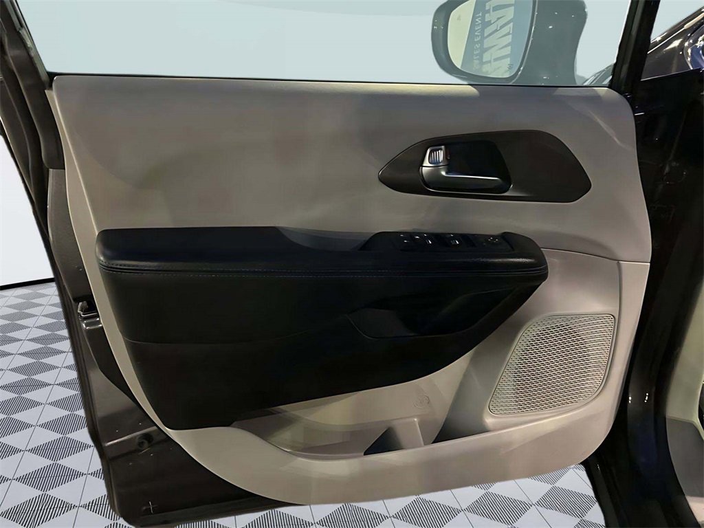 Used 2021 Chrysler Pacifica Touring image 44