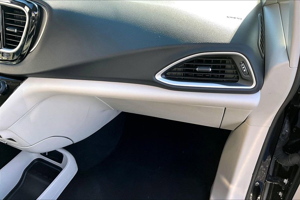 Used 2024 Chrysler Pacifica Touring-L image 25