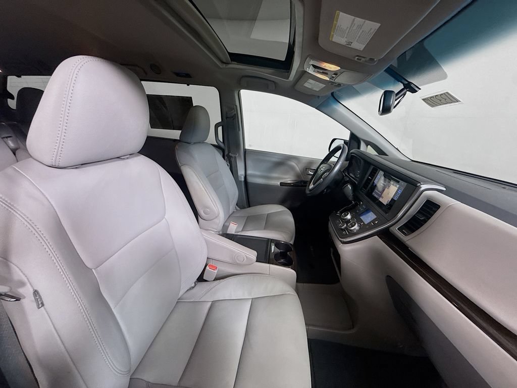 Used 2017 Toyota Sienna XLE w/ XLE Navigation Package FWD image 28