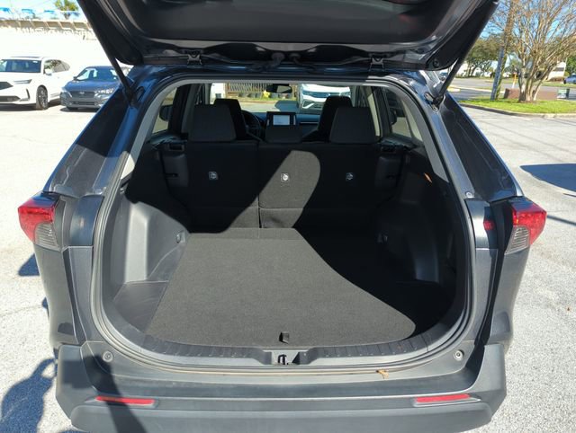 Used 2021 Toyota RAV4 LE image 28