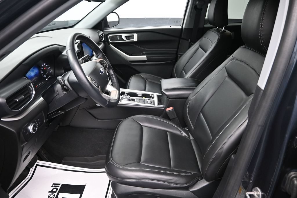 Used 2022 Ford Explorer XLT w/ Equipment Group 202A AWD/4WD image 13